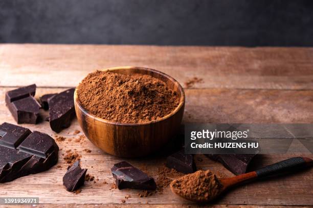 chocolate bar pieces and cocoa powder - chocolate powder stock-fotos und bilder