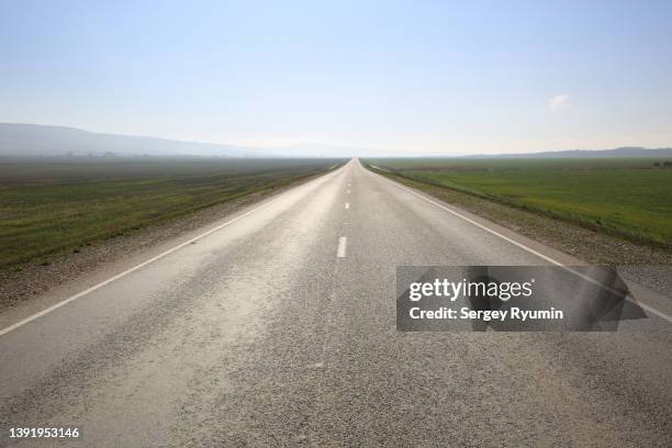 straight country road - route perspective photos et images de collection