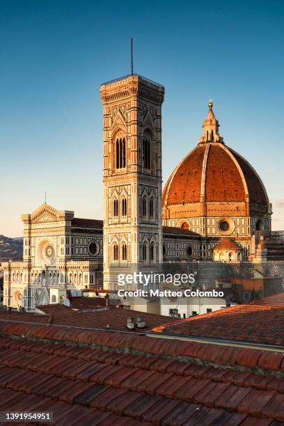 cathedral and bell tower at sunset, florence, italy - filippo brunelleschi foto e immagini stock