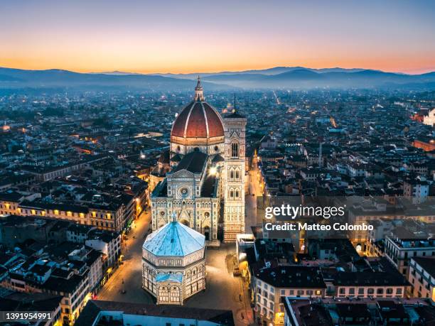 aerial view of florence at dawn, italy - duomo di firenze imagens e fotografias de stock