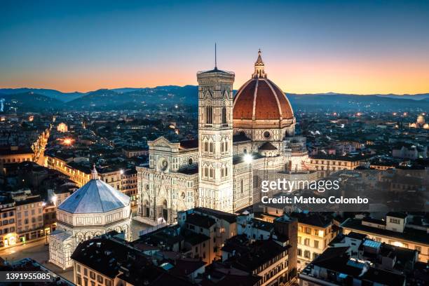 aerial view of the duomo at dusk, florence, italy - filippo brunelleschi foto e immagini stock