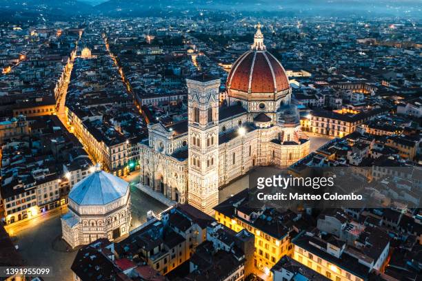 aerial of the duomo and square at night, florence, italy - filippo brunelleschi stock pictures, royalty-free photos & images