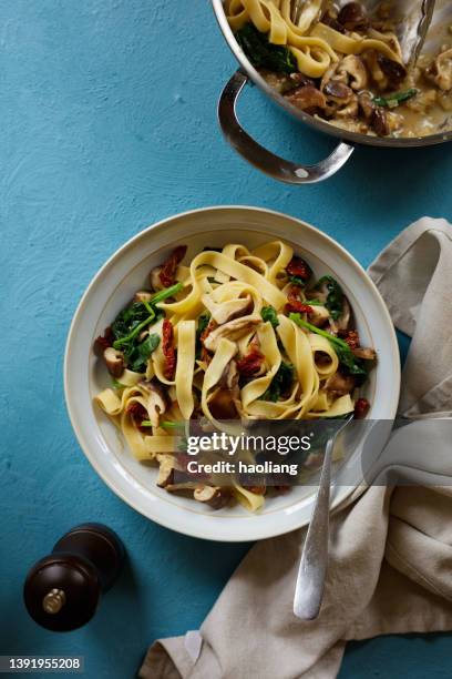 funghi shiitake vegani, tagliatelle di spinaci - tagliatelle foto e immagini stock