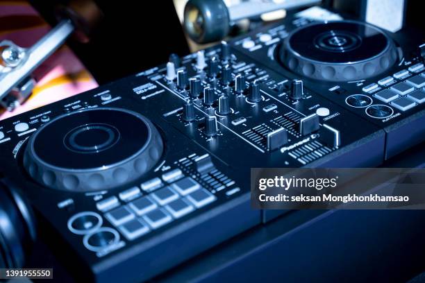 dj spinning, mixing, and scratching in a night club - dj stockfoto's en -beelden