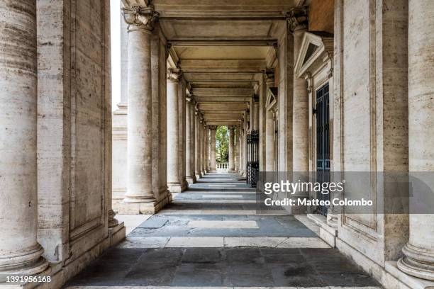 colonnade in campidoglio square, rome, italy - capitolio fotografías e imágenes de stock