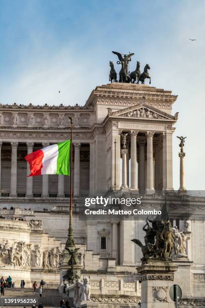 the vittoriano monument with italian flag, rome, italy - altare della patria stock pictures, royalty-free photos & images