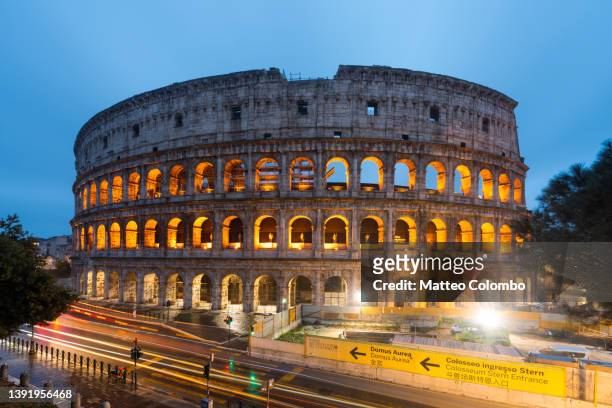 the colosseum at night, rome, italy - stadium or arena or coliseum or colosseum or ring exterior or outdoor stock-fotos und bilder
