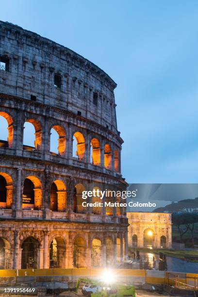 the coloseeum illuminated at dawn, rome - het forum van rome stockfoto's en -beelden