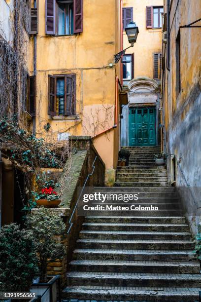 staircase and old buildings, rome, italy - borough district type imagens e fotografias de stock