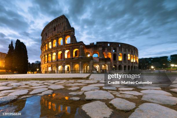 the coliseum at twilight, rome, italy - coliseo romano fotografías e imágenes de stock