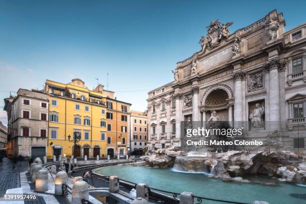 trevi fountain and square, rome, italy - fontana de trevi fotografías e imágenes de stock