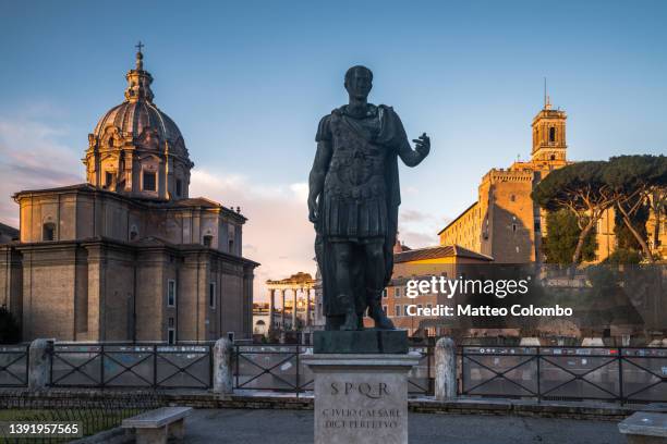 julius ceasar statue and the roman forum, rome - julio césar emperador fotografías e imágenes de stock