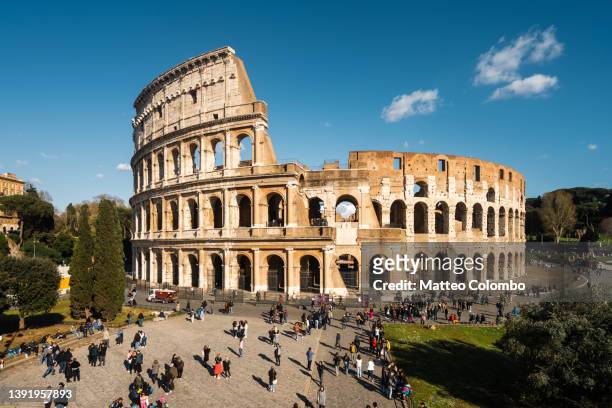 the coliseum crowded at sunset, rome, italy - coliseo romano fotografías e imágenes de stock