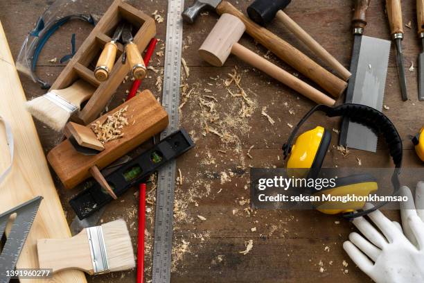 carpenter tools – a carpenters bench with various tools - table top view - fotografias e filmes do acervo