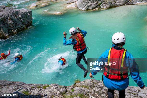 teambuilding aventureux en montagne, adrénaline sautant dans l’eau froide dans la gorge - activity photos et images de collection
