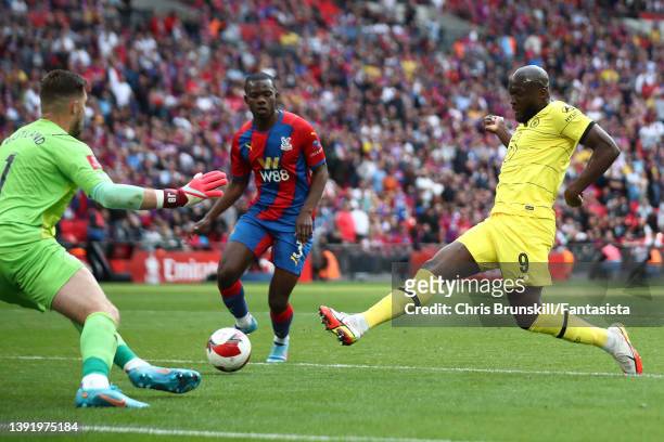 Romelu Lukaku of Chelsea shoots at goal during The FA Cup Semi-Final match between Chelsea and Crystal Palace at Wembley Stadium on April 17, 2022 in...
