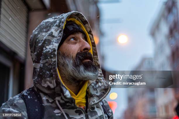 ritratto di uomo barbuto di mezza età in una giornata nevosa per le strade di istanbul in inverno. - uomini di età media foto e immagini stock