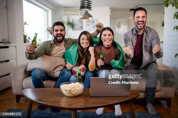 tifosi brasiliani che guardano la partita di calcio in tv - competition round foto e immagini stock