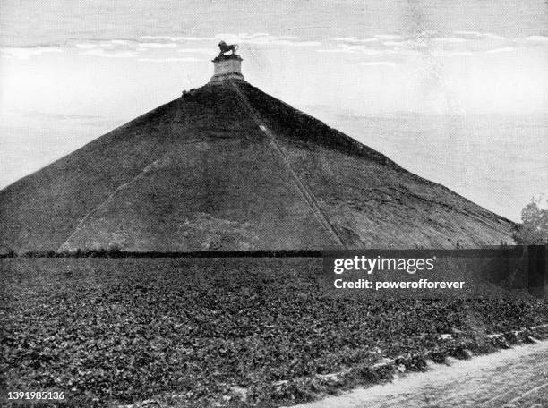 illustrations, cliparts, dessins animés et icônes de monticule de lion sur le champ de bataille des plaines de waterloo, belgique - 19ème siècle - napoleon hill