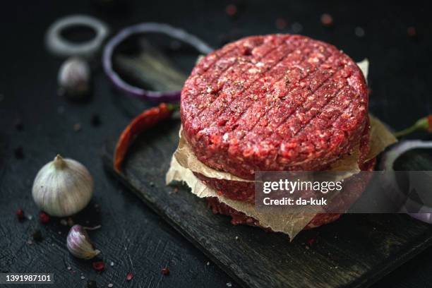 rohes burger-patty und gewürze - burger onion stock-fotos und bilder