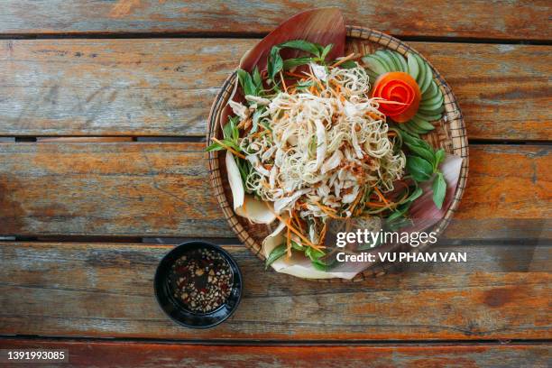 vietnamese style banana flower salad with chicken - vietnamese food fotografías e imágenes de stock