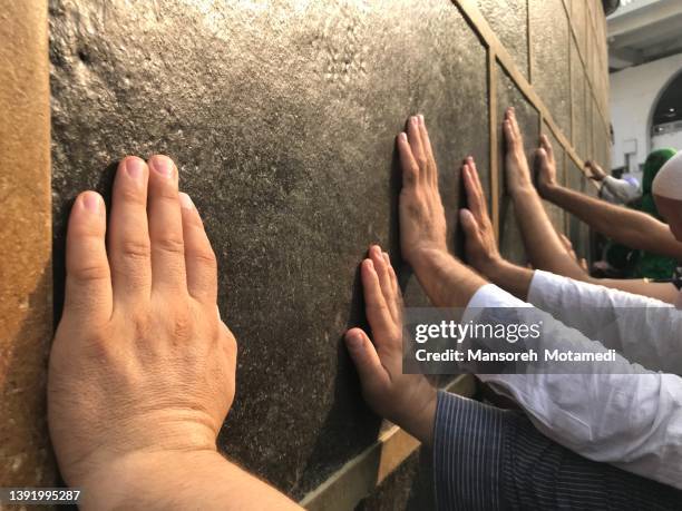 ‏pilgrims in al-haram mosque - hajj stock pictures, royalty-free photos & images