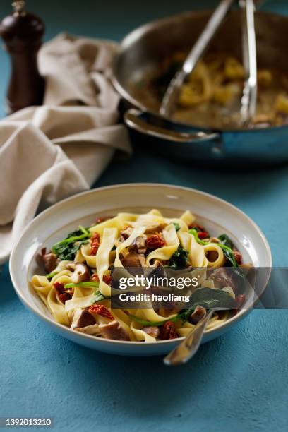 funghi shiitake vegani, tagliatelle di spinaci - tagliatelle foto e immagini stock