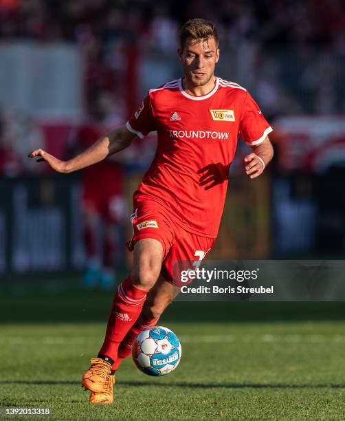 Robin Knoche of 1.FC Union Berlin runs with the ball during the Bundesliga match between 1. FC Union Berlin and Eintracht Frankfurt at Stadion An der...