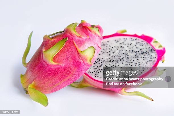 dragon fruit halves - pitaya stock-fotos und bilder