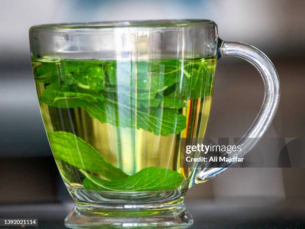 mint leaf herbal tea - green tea leaves stockfoto's en -beelden