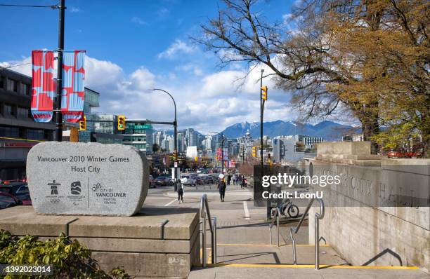 paisaje urbano del centro de vancouver, canadá - vancouver city hall fotografías e imágenes de stock