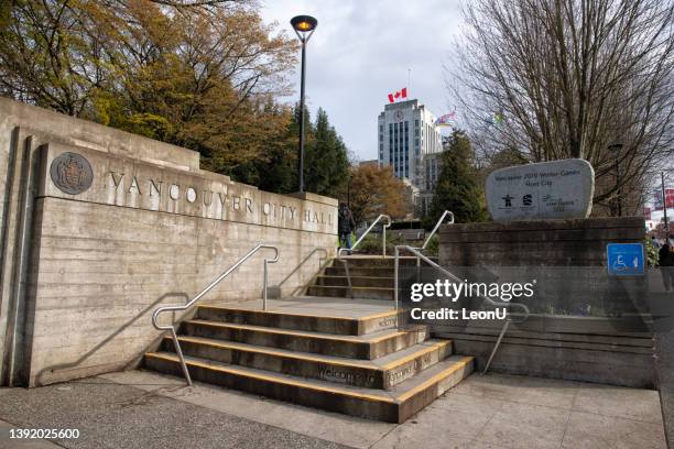 paisaje urbano del centro de vancouver, canadá - vancouver city hall fotografías e imágenes de stock