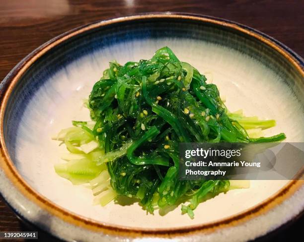 japanese seaweed salad in ceramic bowl - kelp stock-fotos und bilder