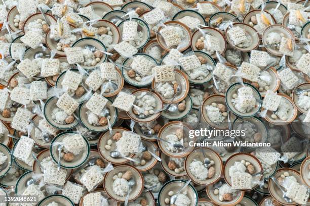 iftar meal ramadan - muslims prepare for eid in indonesia stock-fotos und bilder