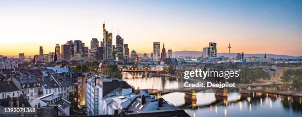 vista panorámica del horizonte de la ciudad de frankfurt y el río principal iluminado en el crepúsculo, alemania - frankfurt main fotografías e imágenes de stock