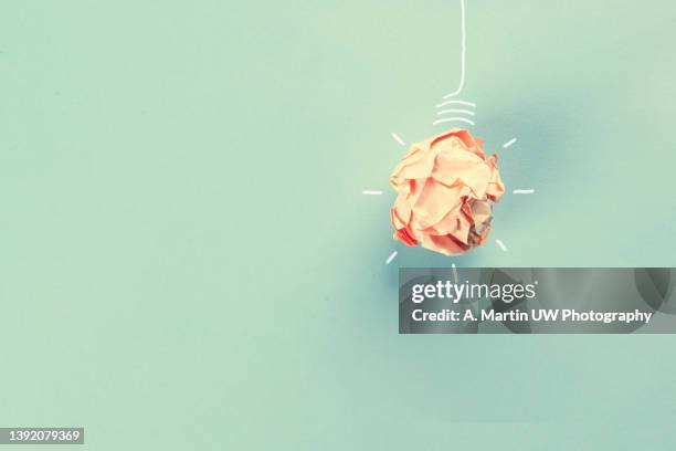 orange paper light bulb on blue background, innovative business vision and resolution concept - bombilla idea stockfoto's en -beelden