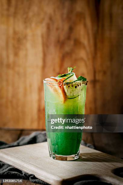 cóctel tropical de verano verde con tomates, pepino, hoja de menta y borde de sal foto de archivo de alta resolución - cucumber leaves fotografías e imágenes de stock