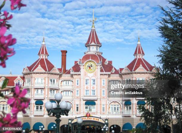 ingresso del parco disneyland - disneyland resort paris foto e immagini stock