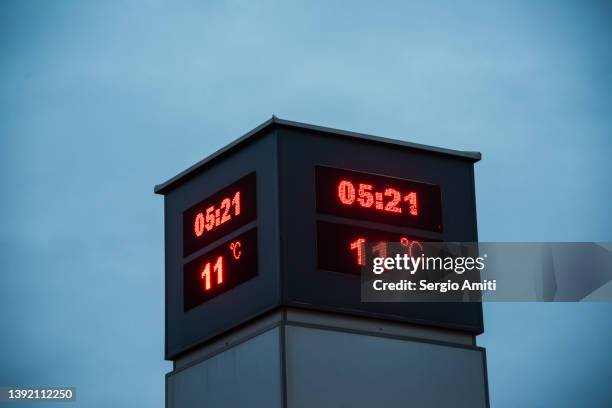 digital clock and temperature display - digital clock stock pictures, royalty-free photos & images