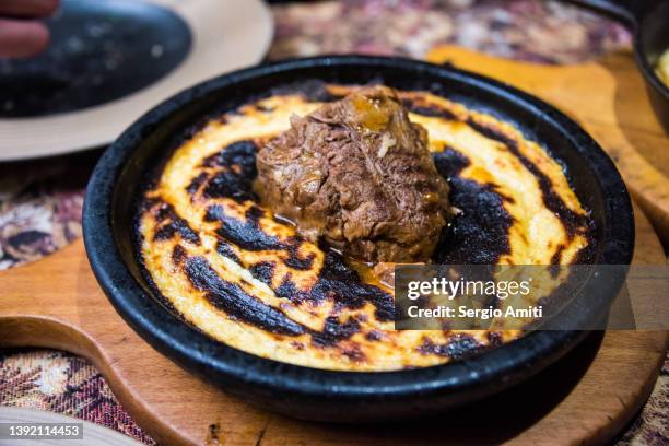 tavë kosi, elbasan casserole with veal - pristina stockfoto's en -beelden