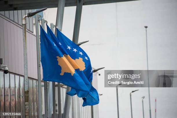 flags of kosovo - kosovo fotografías e imágenes de stock