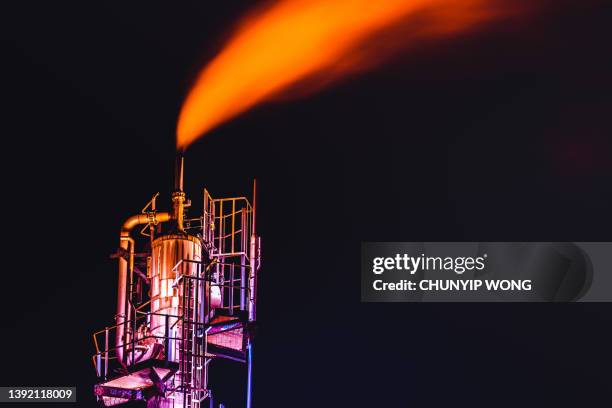 ölraffineriefabrik, petrochemische anlage, erdöl, chemische industrie - greenhouse gas stock-fotos und bilder