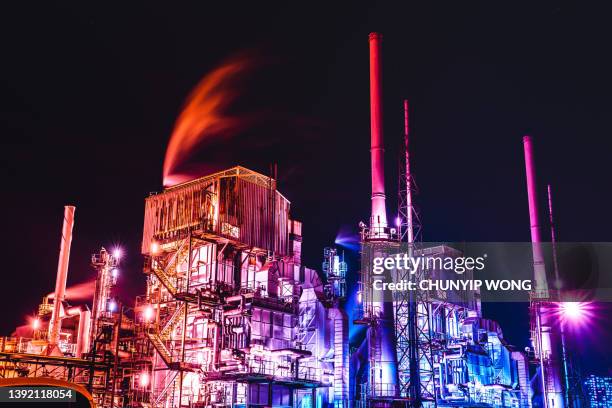 ölraffineriefabrik, petrochemische anlage, erdöl, chemische industrie - greenhouse gas stock-fotos und bilder