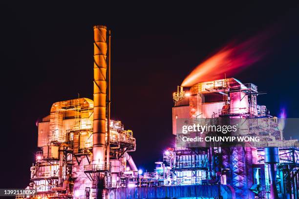 ölraffineriefabrik, petrochemische anlage, erdöl, chemische industrie - gas plant sunset stock-fotos und bilder