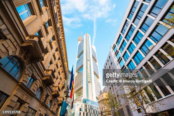 commerzbank tower in financial district, frankfurt, germany - turm stock-fotos und bilder