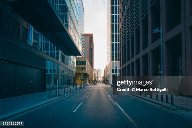 empty road in financial district in frankfurt, germany - route perspective photos et images de collection