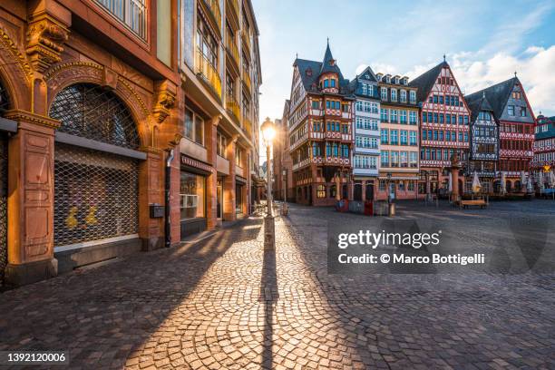 historical buildings in romerberg square, frankfurt, germany - historisch gebouw stockfoto's en -beelden