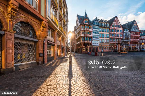 historical buildings in romerberg square, frankfurt, germany - hesse imagens e fotografias de stock