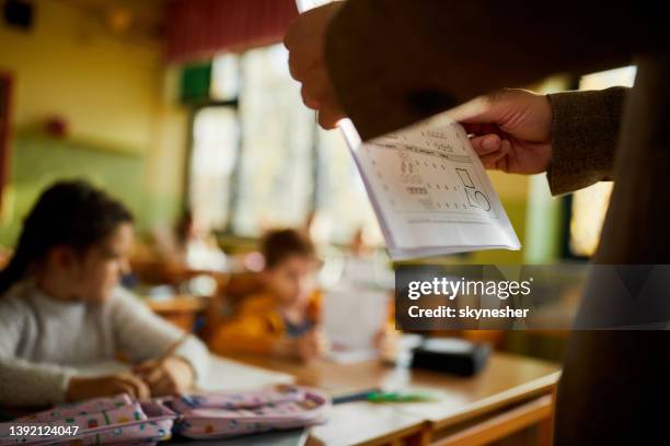 pädagogische prüfung in den händen des lehrers! - elementary school building stock-fotos und bilder