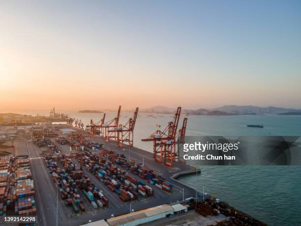 busy scene of commercial wharf at dusk - commercial dock stockfoto's en -beelden